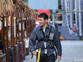 58岁的“综艺新人”邵兵，选择“站”在年轻人身边
