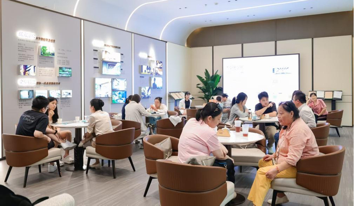 北京楼市新政落地的首个周末，招商臻园售楼处现场。