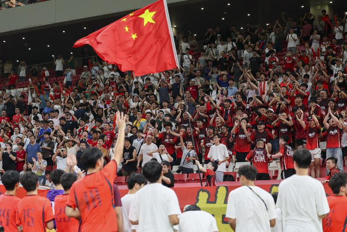 8月3日，中国U17男足球员在赛后向观众致意。新华社记者 王翔 摄