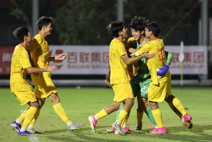 8月7日，中国U17男足球员在点球大战后庆祝胜利。新华社记者 王翔 摄