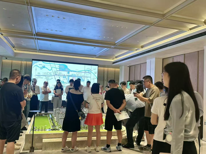 北清润府售楼处现场。