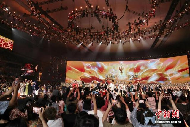 8月10日，第38届大众电影百花奖颁奖典礼在北京国家速滑馆举行。图为颁奖典礼现场。中新社记者 王紫儒 摄