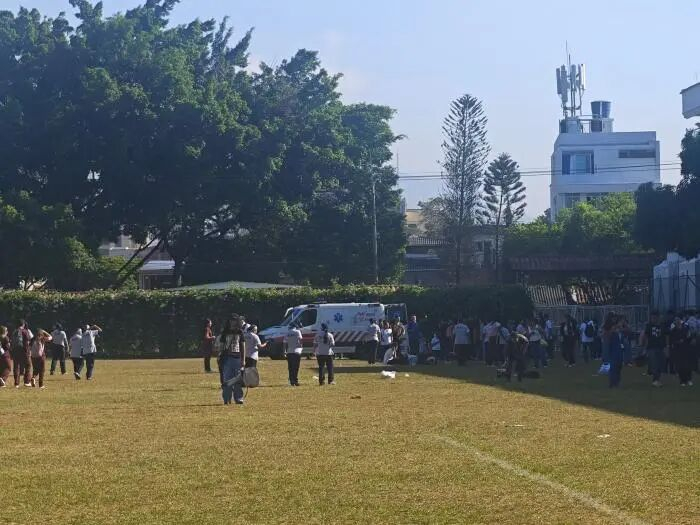 当地时间8月10日，哥伦比亚发生7.4级强震。图为当地民众在户外避险。受访者供图