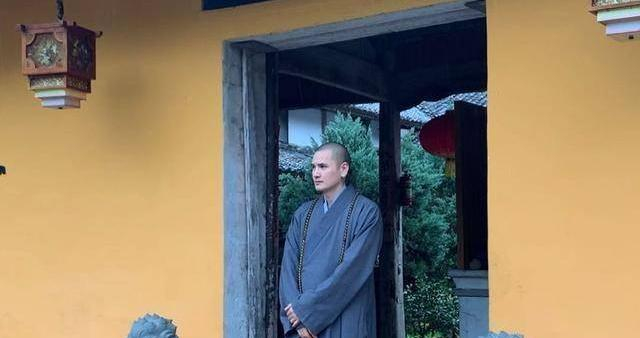 公务员辞职当和尚,富婆开400万法拉利逼他还俗,他回了10个字