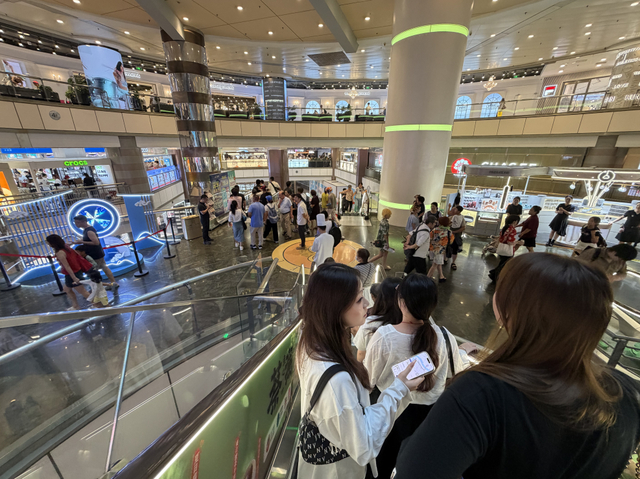 2026年8月8日，正大广场游人络绎不绝。澎湃新闻记者 邹娟 摄