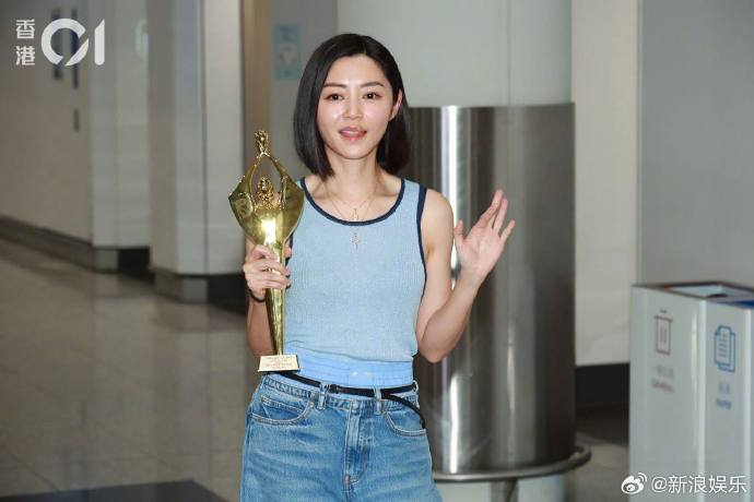 卫诗雅获奖后回港无助理无团队