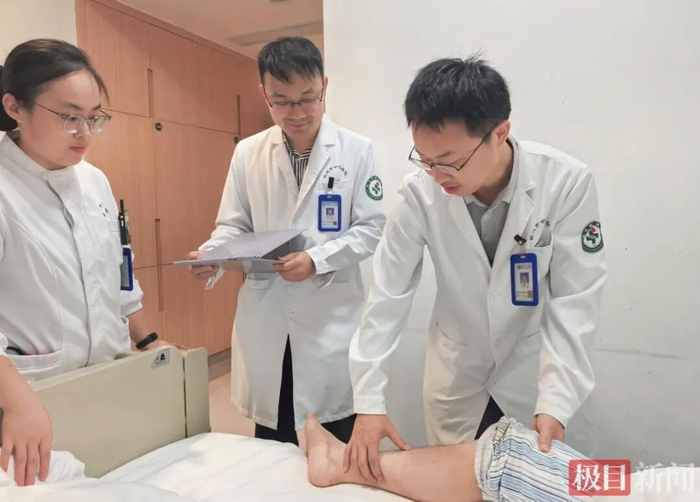 血管外科专家检查患者恢复情况