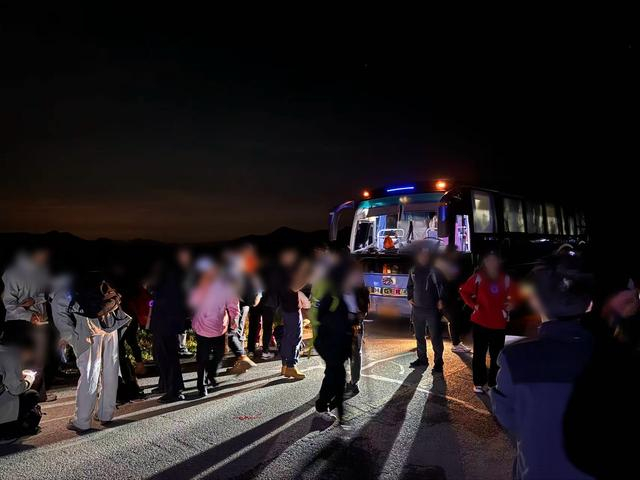 一个组织夜爬的户外徒步团。