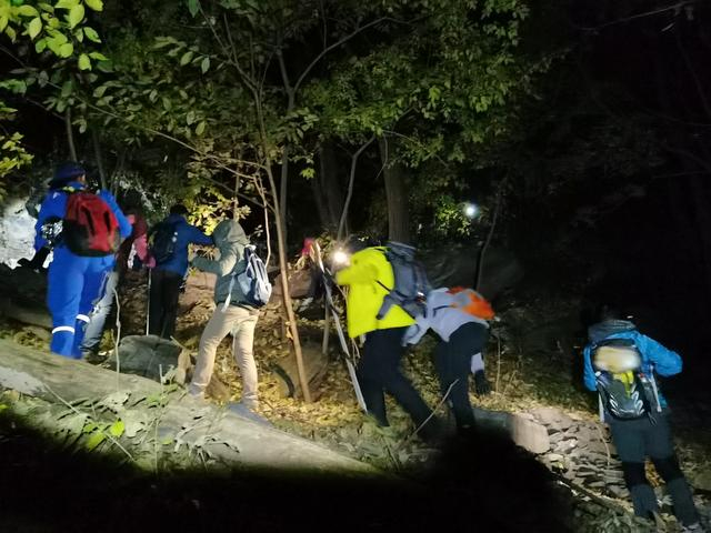 在房山一处野山，一个户外徒步团迷路求助蓝天救援队。