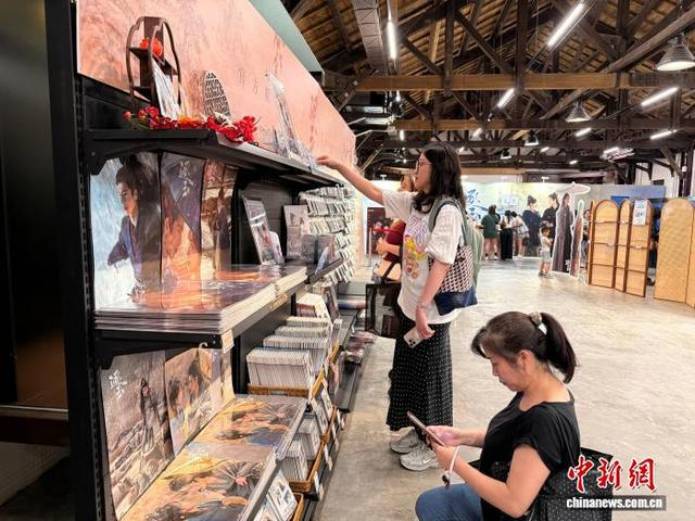 近日，台湾观众在台北选购大陆电视剧《逐玉》的文创周边产品。中新社记者 朱贺 摄