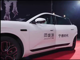 五官端正气质出众，妥妥的中式帅哥模样