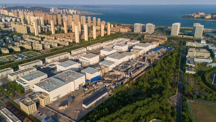 图为东方影都影视产业园全景，“龙餐馆”及其所处小镇的场景在此室外搭建。新华社发