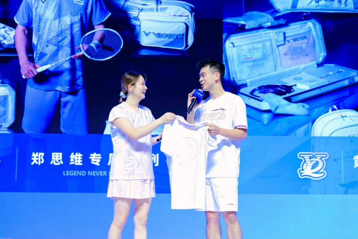 黄雅琼向郑思维赠送自己的系列产品。
