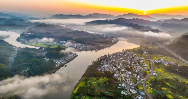 2026年3月15日在安徽省黄山市歙县雄村拍摄的新安江沿岸风景（无人机照片）。新华社发（郑宏 摄）