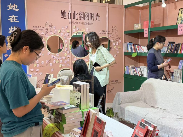 馨巢书屋打造女性书店。