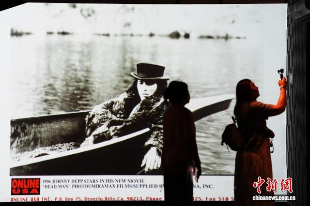图为导演吉姆·贾木许执导的电影《DEAD MAN》海报，约翰尼·德普在片中担纲主演。中新社记者 张亨伟 摄