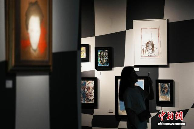 图为展出的约翰尼·德普作品，呈现出充满情感张力的视觉语言。中新社记者 张亨伟 摄