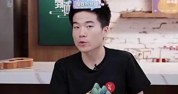 记者挑事“董宇辉就是个网红，凭啥和你比”，张雪峰一句话打他脸