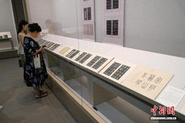 8月15日，观众在南宋拓《麓山寺碑》前驻足。曹丹 摄