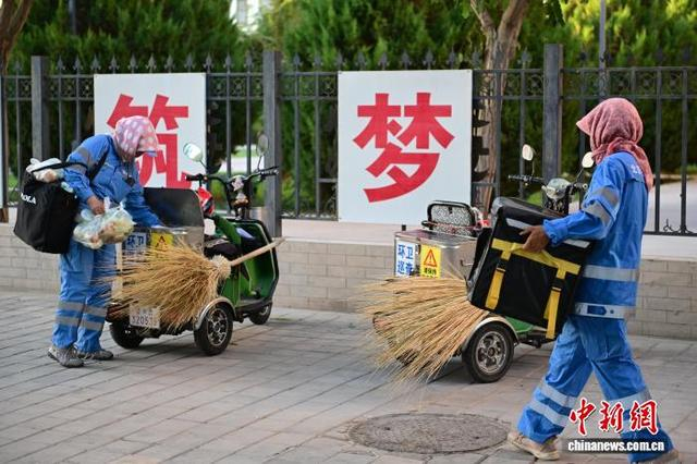 8月12日，甘肃省敦煌市，环卫工人取上早餐后进行配送。李亚龙 摄