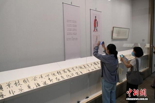 8月15日，观众在《王守仁行书良知诗四绝卷》前驻足。曹丹 摄