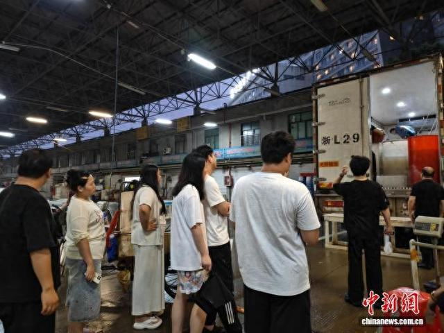 8月15日晚，游客在浙江宁波“拼蟹”现场。 林波 摄