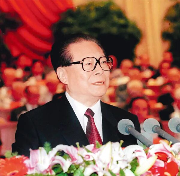2001年7月1日，庆祝中国共产党成立80周年大会在北京人民大会堂隆重举行。江泽民同志在大会上发表重要讲话，系统总结中国共产党80年光辉历程和基本经验，全面阐述“三个代表”重要思想的科学内涵。 新华社发