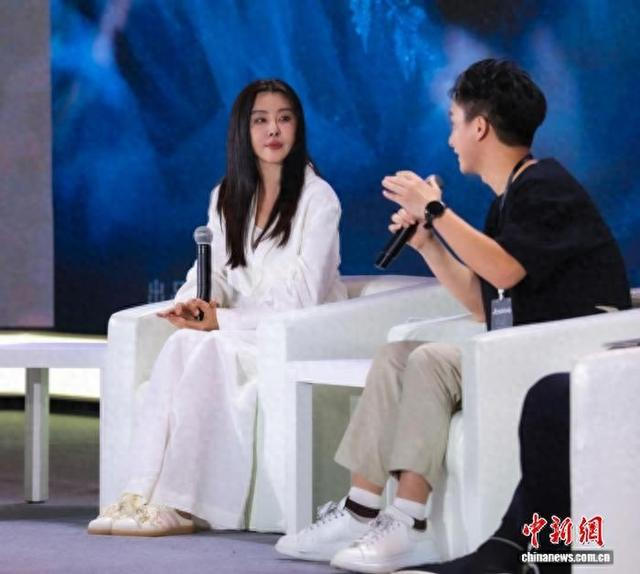 8月15日，王祖贤在广州谈起AI数字影像短片《倩影》的幕后故事。主办方 供图