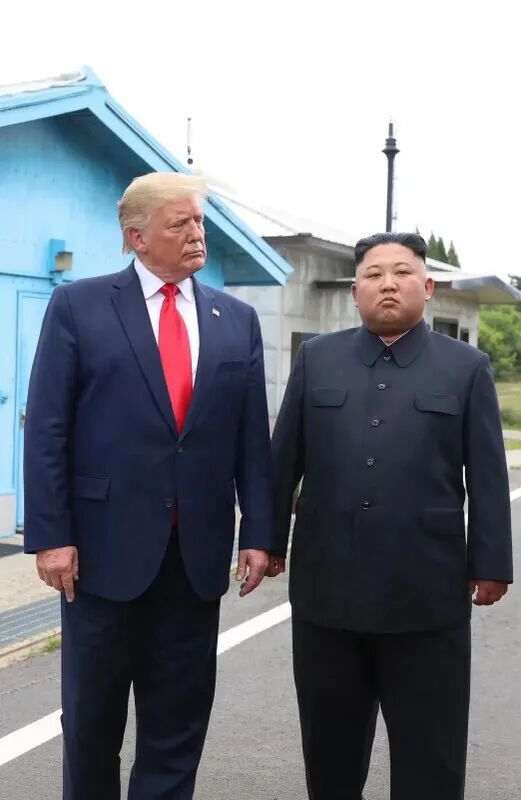 特朗普发布与金正恩的合影