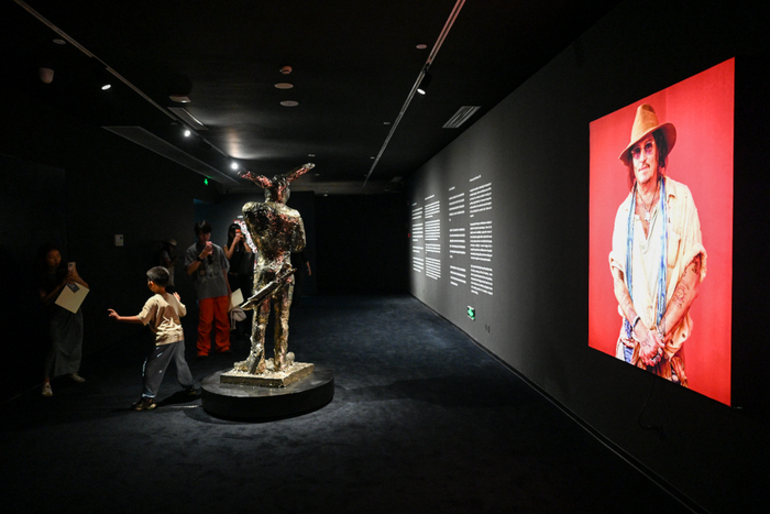 2026年8月15日，“约翰尼·德普：边缘形象”艺术展在上海艺仓美术馆启幕。澎湃新闻记者 朱伟辉 图