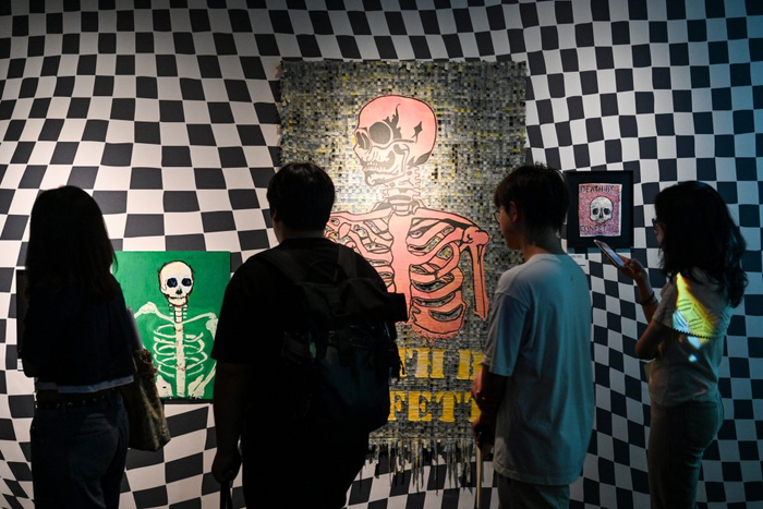 2026年8月15日，上海艺仓美术馆，约翰尼·德普作品《死于五彩纸屑 粉色》。澎湃新闻记者 朱伟辉 图