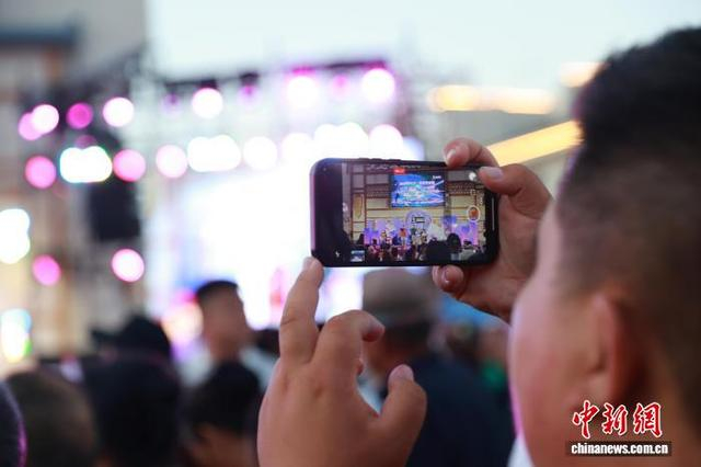 图为演出现场。金奇 摄