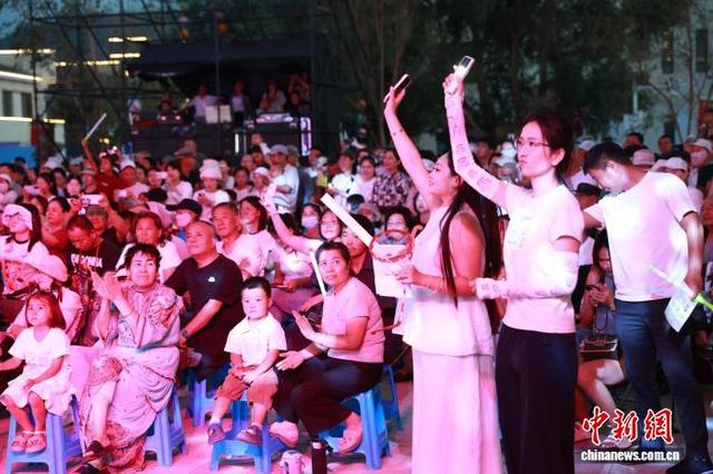 图为观众观看演出。金奇 摄