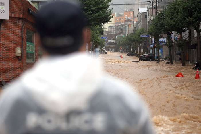 8月17日，韩国巨济市，警察在玉浦洞一带实施道路管制。