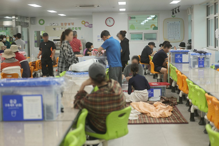 8月17日，韩国巨济市，玉浦洞某公寓居民在一中学食堂避难所休息。