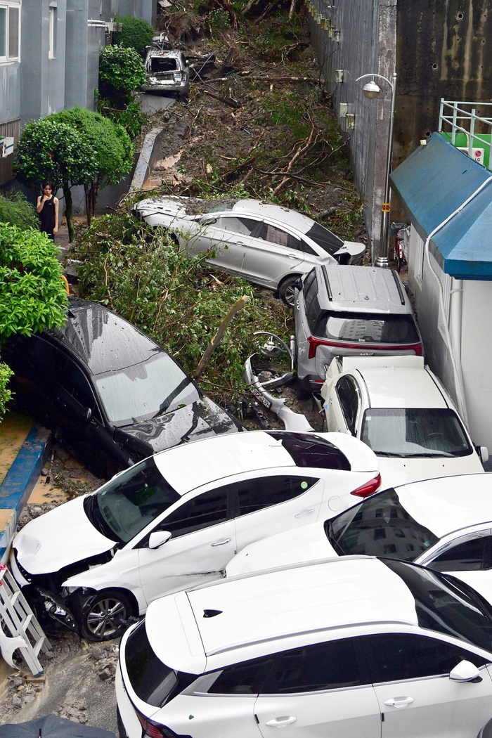 8月17日，韩国巨济市，暴雨引发山体滑坡后，车辆被困。