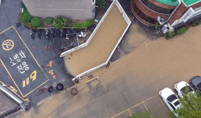 8月17日，韩国巨济市，一处公寓地下停车场因暴雨被水淹没。