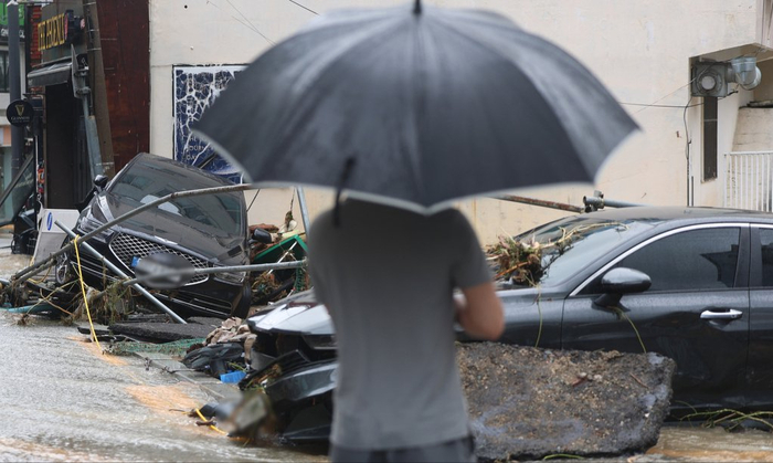 8月17日，韩国巨济市，暴雨导致车辆受损。