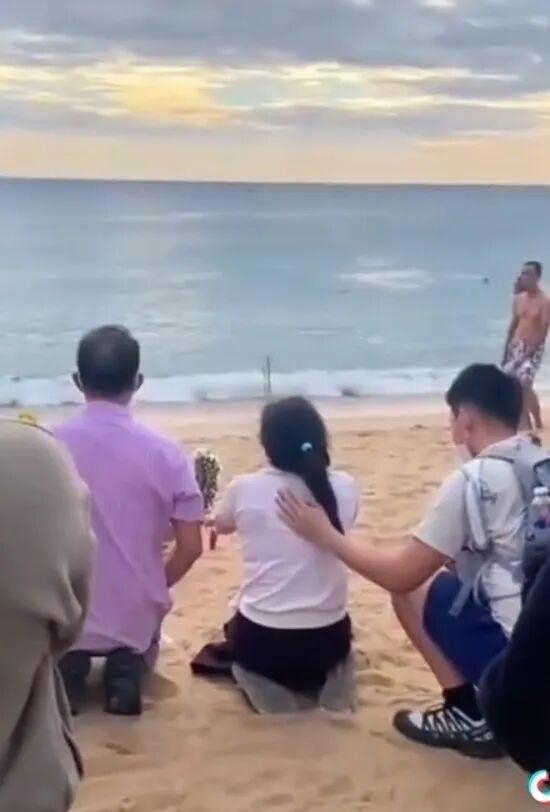张浪父母在海边祈祷（视频截图）