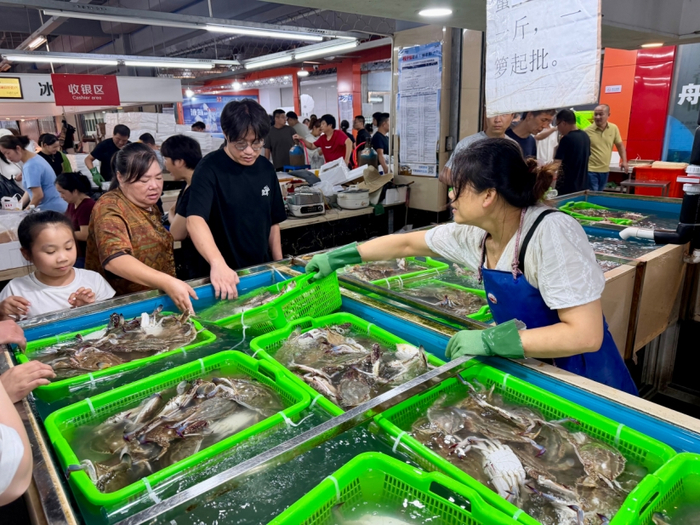 8月16日，舟山国际水产交易区“统货”梭子蟹25元/斤。新京报贝壳财经记者 俞金旻 摄