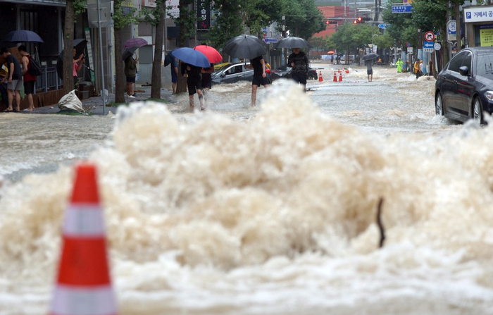 8月17日，韩国巨济市，当天下午该市玉浦洞一处道路被洪水淹没。