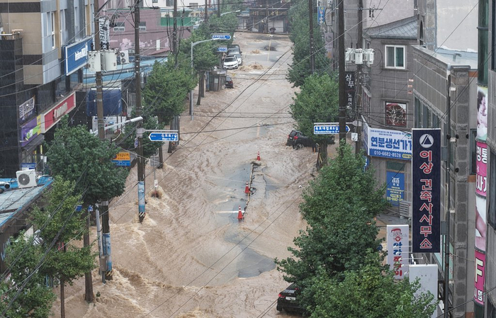 8月17日，韩国巨济市，该市玉浦洞一带道路及主要交叉路口被泥水完全覆盖。<strong></strong>
