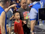 申花球迷围攻国足球衣小球迷，警方介入！