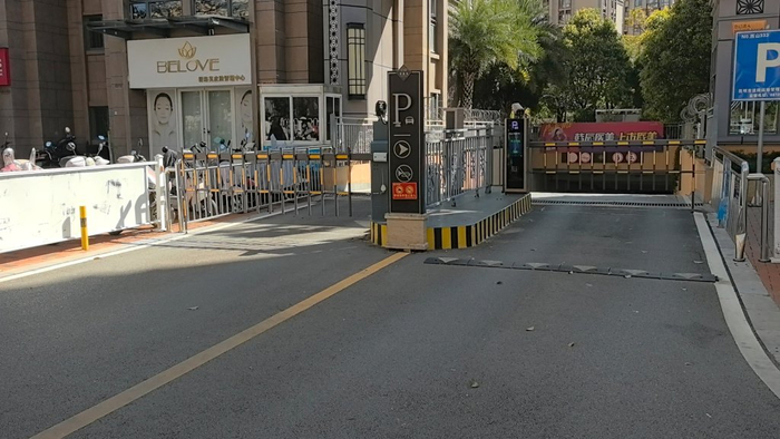 事发小区出入口。