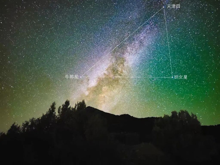 这是2023年8月22日在青海玉树拍摄的“夏季大三角”。新华社发（周博 摄）