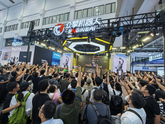 众擎机器人格斗比赛开始后，展区通道被围得水泄不通。本文图片均由 澎湃新闻记者 秦盛 摄