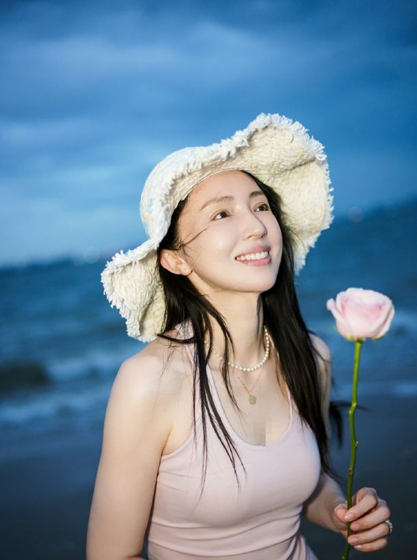 刷到46岁董璇素颜照,不惧泪沟眼袋不医美,成熟之美小女生比不了|冻龄|细纹|面部|修饰|岁月_新浪娱乐_新浪新闻