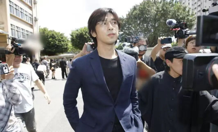 艺人陈柏霖8月21日到新北地方法院出庭。图源：台媒