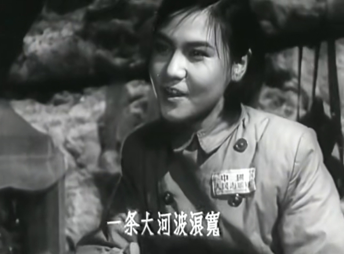电影《上甘岭》中，卫生员王兰深情唱起《我的祖国》这一幕已经成为了新中国的荧幕经典