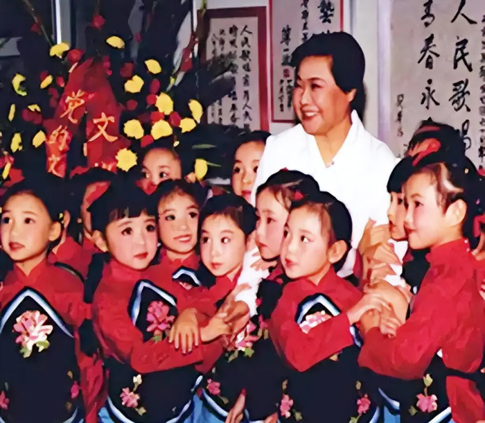 郭兰英和学生在一起